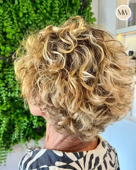 Coupe courte bouclée, mèches blondes — Salon MW Coiffure, Saint-Gilles-les-Bains, La Réunion